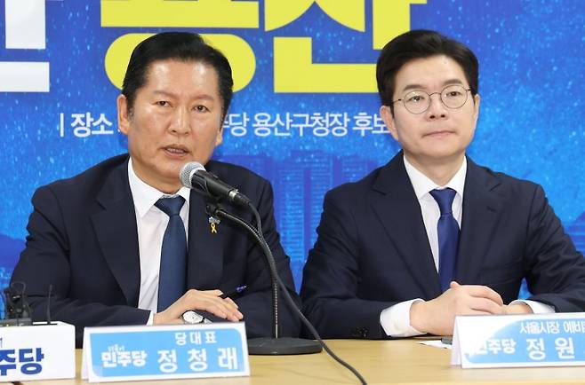 정청래 더불어민주당 대표가 17일 오전 서울 용산구 강태웅 용산구청장 후보 선거사무소에서 현장 최고위원회의에서 발언하고 있다. 오른쪽은 정원오 서울시장 후보. 뉴시스