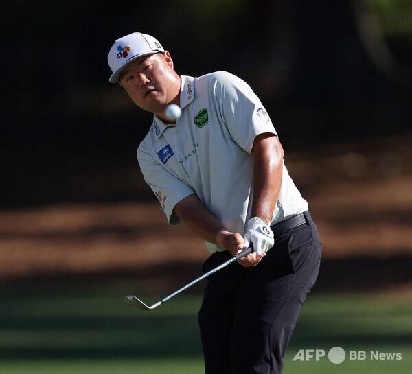 2026년 미국프로골프(PGA) 투어 시그니처 대회인 RBC 헤리티지 대회에 출전한 임성재 프로가 1라운드 2번홀 그린 주변에서 이글을 잡는 모습이다. 사진제공=ⓒAFPBBNews = News1 (사진을 무단으로 사용하지 마십시오.)