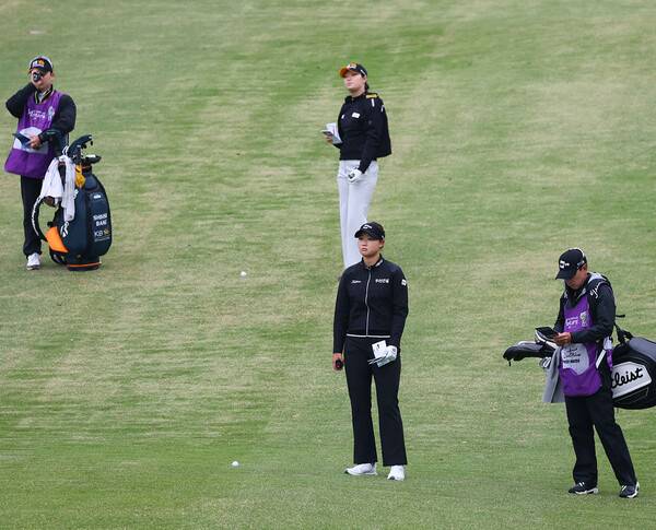 2026년 한국여자프로골프(KLPGA) 투어 넥센·세인트나인 마스터즈 대회에 출전한 장타자 루키 김민솔, 디펜딩 챔피언 방신실 프로가 1라운드에서 동반 경기하는 모습이다. 사진제공=KLPGA (사진을 무단으로 사용하지 마십시오.)