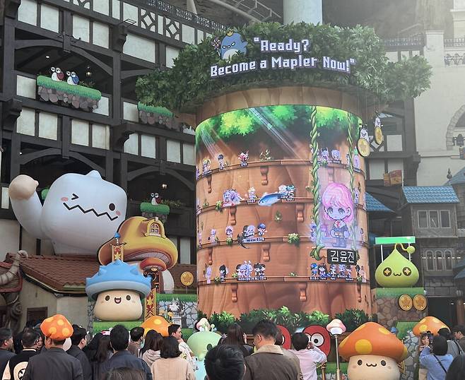 ‘메이플스토리’의 다양한 캐릭터로 구성된 롯데월드 어드벤처 캐릭터 존. 관람객 참여를 유도하는 장치다. 박미향 선임기자