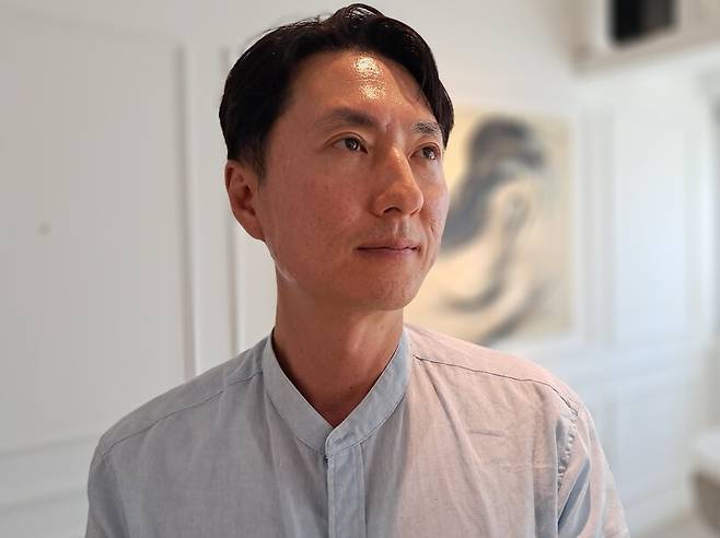 한민우 고아권익연대 정책국장이 14일 서울 중구의 한 카페에서 한겨레와 만나 인터뷰하기 전 포즈를 취하고 있다. 고경태 기자