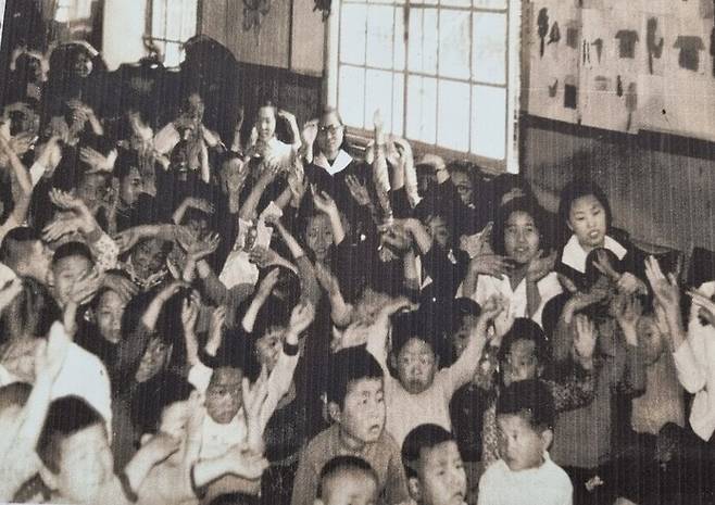 서울 구로구 오류2동에 있던 오류마을 원생들의 과거 모습. 고아권익연대 제공