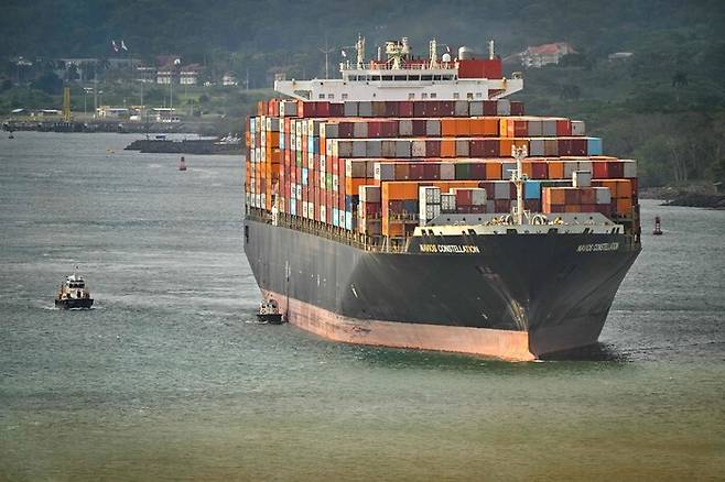 지난 8일 한 컨테이너선이 파나마시티 발보아 항을 떠나고 있다. AFP 연합뉴스
