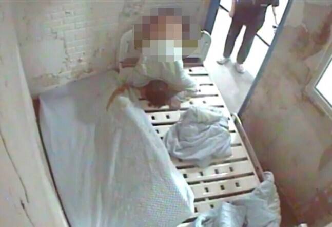 2024년 4월19일 새벽 서울 영등포구 신길동 해상병원 격리실에서 침대 머리맡과 벽 사이에 하반신이 끼인 환자 박아무개씨는 끝내 의료진의 구조를 받지 못하고 사망했다. 뜯겨나간 벽지 상태도 당시 이 병원의 시설환경이 어떠했는지를 잘 보여준다. CCTV 갈무리