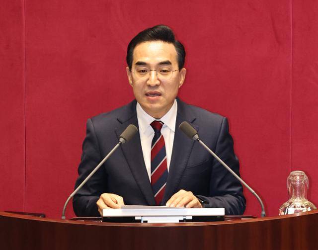 박홍근 기획예산처 장관이 10일 국회 본회의에서 추가경정예산안 증액동의 발언을 하고 있다. 뉴시스