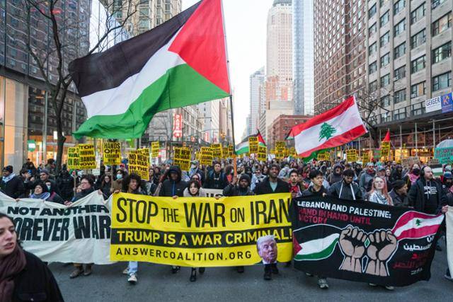 8일 미국 뉴욕에서 이란과의 전쟁에 반대하고 레바논 분쟁 종식을 촉구하는 시위대가 행진하고 있다. 뉴욕=AP 뉴시스