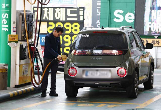 15일 서울의 한 주유소에서 시민이 차량에 기름을 넣고 있다. 뉴스1