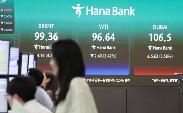 14일 서울 중구 하나은행 딜링룸 전광판에 서부텍사스산 원유(WTI), 브렌트유, 두바이유 거래가가 송출되고 있다. 뉴시스