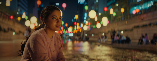 넷플릭스 인도 영화 '다시, 서울에서' 속 주인공 셴바가 서울 청계천에서 생각에 잠겨 있다. 그는 이곳에서 새 삶의 계획을 세운다. 외국 청년이 서울에서 새 삶을 시작하는 과정을 다룬 이 영화는 지난달 공개 후 인도를 비롯해 모로코, 베네수엘라 등에서 주간 시청수 1위를 차지했다. 넷플릭스 영상 캡처