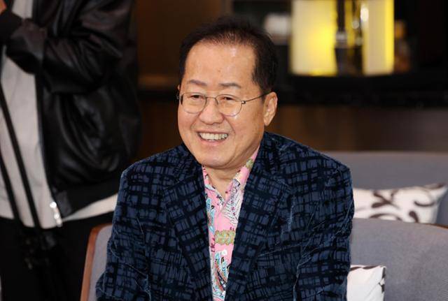 홍준표 전 대구시장이 지난해 5월 10일 오후 인천국제공항 제1여객터미널에서 미국 출국을 앞두고 배웅 온 이준석 개혁신당 대선후보와 대화를 하고 있다. 뉴시스