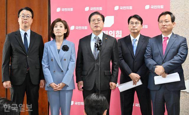 국민의힘 소속 '윤석열 정권 정치검찰 조작기소 진상규명을 위한 국정조사 특별위원회' 소속 위원들이 17일 국회에서 기자회견을 하고 있다. 민경석 기자