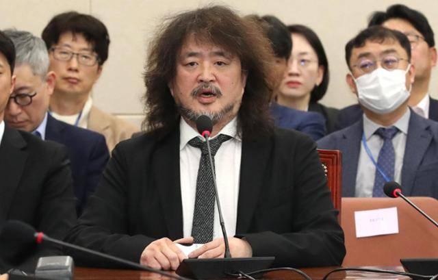 방송인 김어준(맨 앞)씨가 2024년 12월 13일 국회 과학기술정보방송통신위원회 12·3 비상계엄 관련 현안 질의에 참고인으로 출석해 제보 내용을 밝히고 있다. 당시 김씨는 '계엄군이 여야 주요 정치인들을 사살하려는 계획을 가지고 있었다'고 주장했다. 고영권 기자·한국일보 자료사진