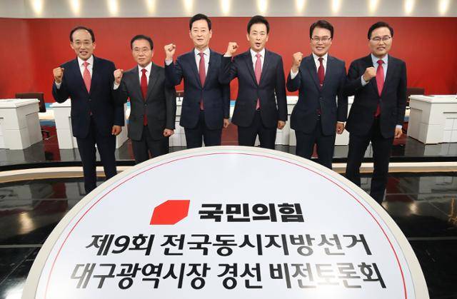 13일 대구 수성구 대구MBC에서 열린 제9회 전국동시지방선거 국민의힘 대구시장 경선 비전토론회에서 추경호(왼쪽부터)·윤재옥·최은석·유영하·이재만·홍석준 예비후보가 본격적인 토론에 앞서 포즈를 취하고 있다. 뉴스1