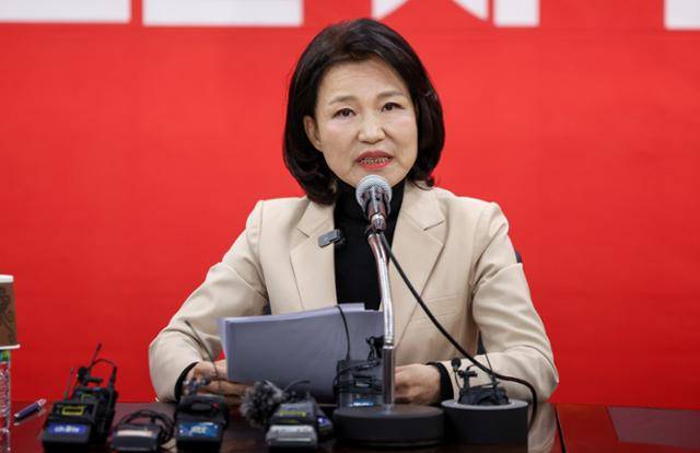 국민의힘 대구시장 경선에서 컷오프(공천 배제)된 이진숙 전 방송통신위원장이 14일 대구 수성구 국민의힘 대구시당에서 입장 발표 기자회견을 하고 있다. 뉴시스
