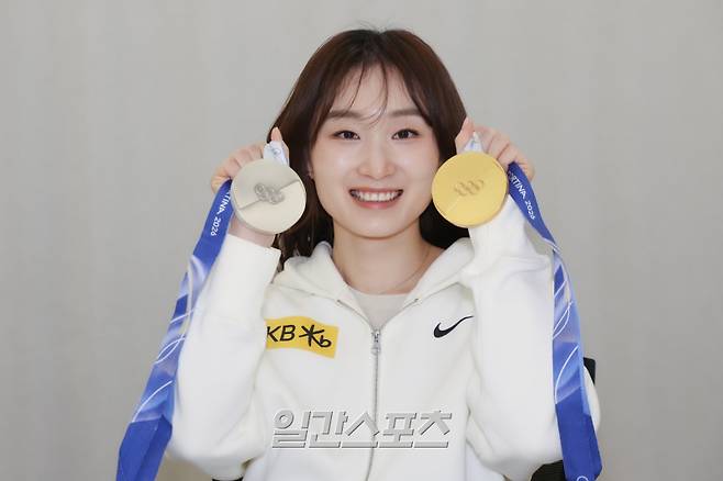 쇼트트랙선수 최민정이 13일 오후 서울 강남구 올댓스포츠 본사에서 진행된 일간스포츠와의 인터뷰에 앞서 사진 촬영을 하고 있다. 서병수 기자 qudtn@edaily.co.kr /2026.04.13/