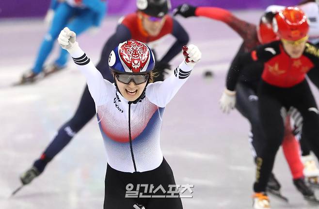 "2018평창 동계올림픽 쇼트트랙 경기가 17일 오후 강릉 아이스아레나에서 펼쳐졌다. 여자 1,500ｍ 결승에서 금메달을 확정한 한국의 최민정이 환호하고 있다. 강릉=정시종 기자 /2018.02.17"