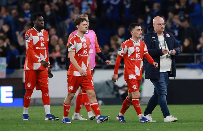 UECL 4강 진출이 좌절된 마인츠 선수들. 사진=로이터 연합뉴스