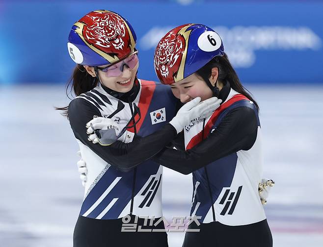 <yonhap photo-3273="">20일(현지시간) 이탈리아 밀라노 아이스스케이팅 아레나에서 열린 2026 밀라노ㆍ코르티나담페초 동계올림픽 쇼트트랙 여자 1500m 결승에서 은메달을 획득한 최민정이 금메달을 획득한 김길리를 축하해주고 있다. 사진=연합뉴스</yonhap>