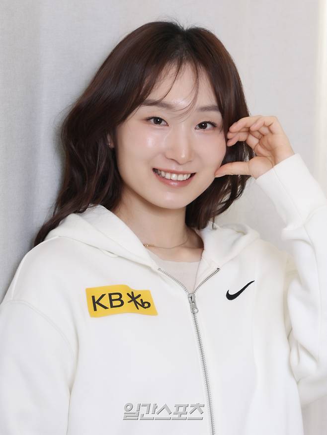 쇼트트랙선수 최민정이 13일 오후 서울 강남구 올댓스포츠 본사에서 진행된 일간스포츠와의 인터뷰에 앞서 사진 촬영을 하고 있다. 서병수 기자 qudtn@edaily.co.kr /2026.04.13/