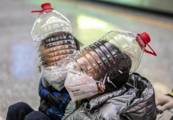 팬데믹 당시 아이들이 감염을 피하기 위해 보호 장비를 쓰고 있다. [사진=AP/연합뉴스]