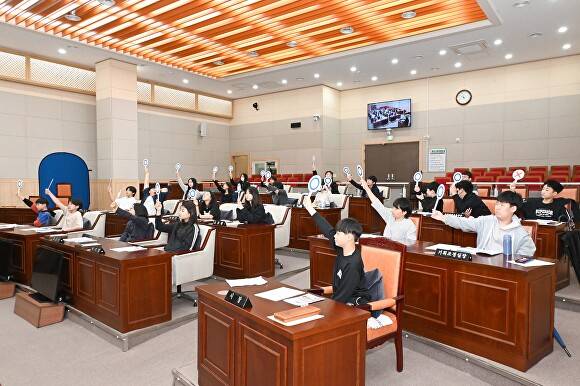 남원 도통초등학교 학생들이 청소년 의회교실을 체험하고 있다. [사진=남원시의회 ]