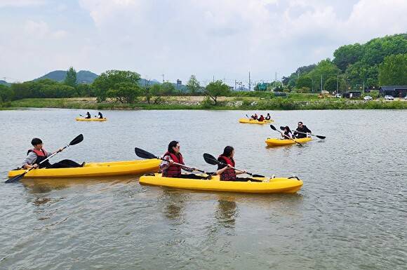 섬진강변에서 무료 수상레저기구를 체험하고 있다 [사진=순창군 ]