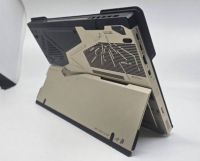 코지마 프로덕션의 마스코트인 루덴스, 혹은 데스스트랜딩에 나오는 샘의 가방을 연상시키는 디자인이다 / 출처=IT동아