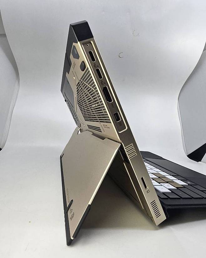 탑재된 타입-C 포트는 USB4, PD 충전, PD 출력 등의 다양한 기술을 지원한다 / 출처=IT동아