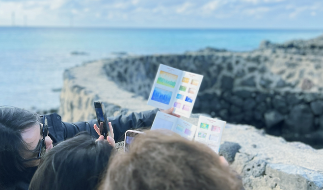 해안에서 진행된 색채 기록 활동. 바다와 지형에 따라 달라지는 색을 직접 관찰하며 체류 경험을 확장하고 있다. (제주관광공사)