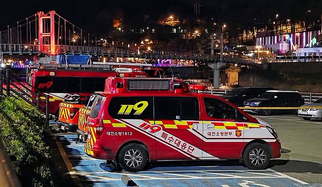 소방당국이 대전 중구 안영동 뿌리공원 주변에 늑구가 나타났다는 제보를 받고 출동했다. 소방당국은 이 일대에서 늑구를 포획하는 데 성공했다. 늑구가 탈출한지 열흘 만이다. 김성태 객원기자