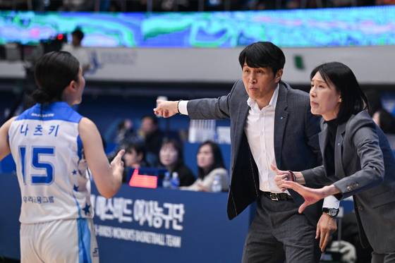 코치로 위성우 감독(가운데)을 보좌해 우리은행의 황금기를 이끌었던 전주원(오른쪽). 사진 WKBL