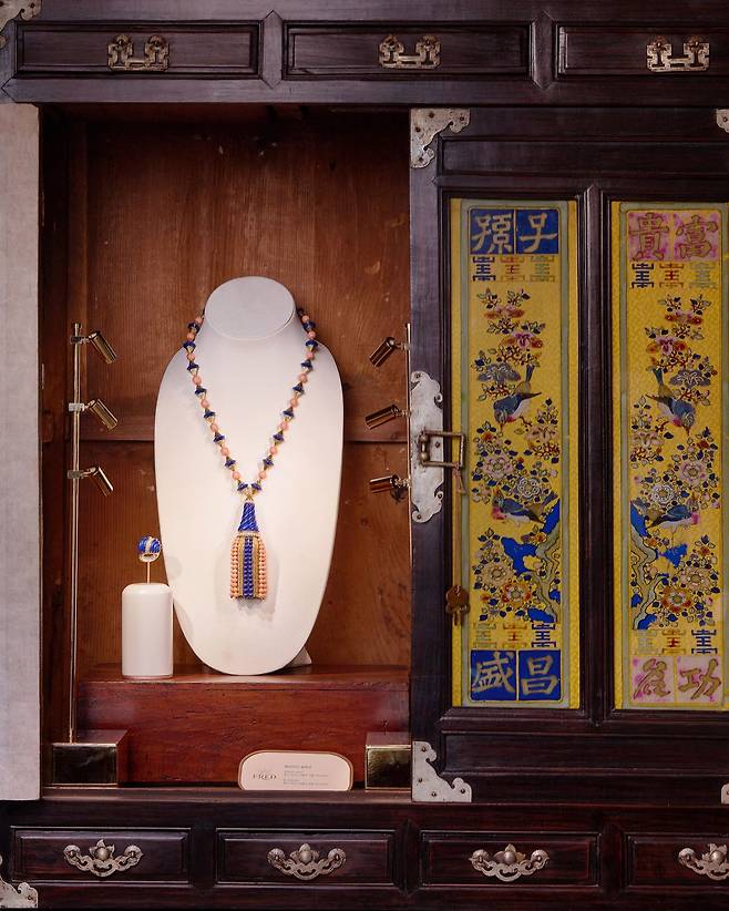 프레드 헤리티지 컬렉션 중 하나인 컬러풀한 네크리스와 링이 전통가구 속에 전시돼, 한국과 프랑스의 생활문화가 어우러지는 모습을 연출했다. 사진 프레드