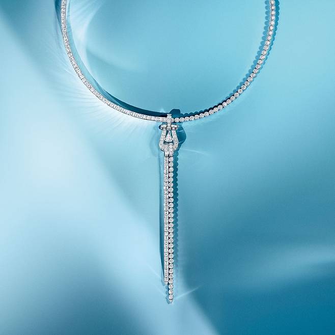 돛과 방패 모양에서 영감을 얻은 프레드 히어로 컷 다이아몬드를 세팅한 네크리스. 사진 프레드