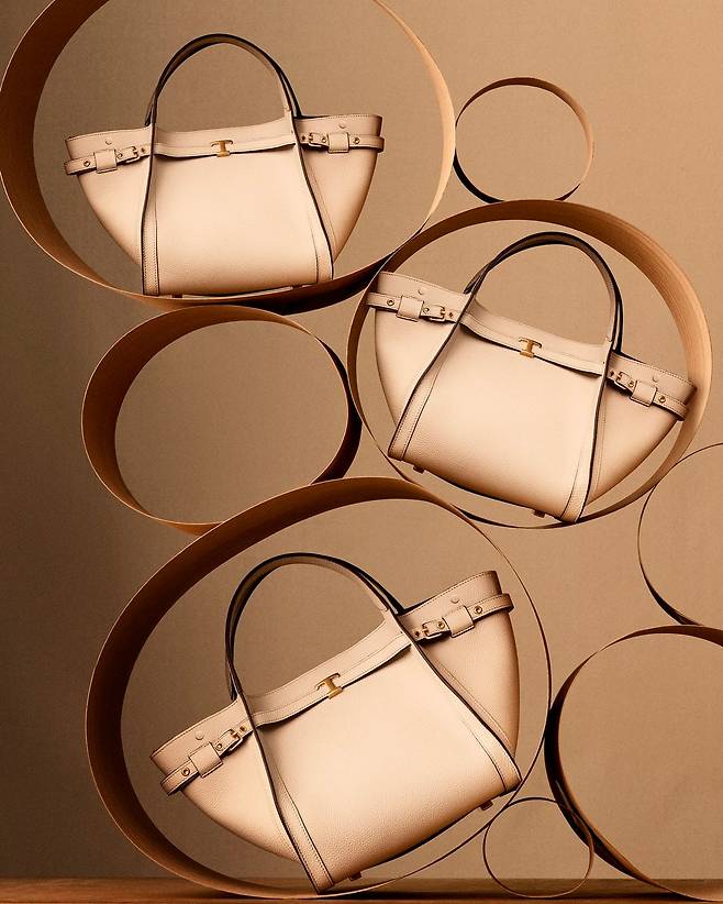 뉴 T 타임리스 쇼퍼 백은 가벼운 무게와 넉넉한 사이즈 덕분에 한층 실용적이다. 사진 토즈