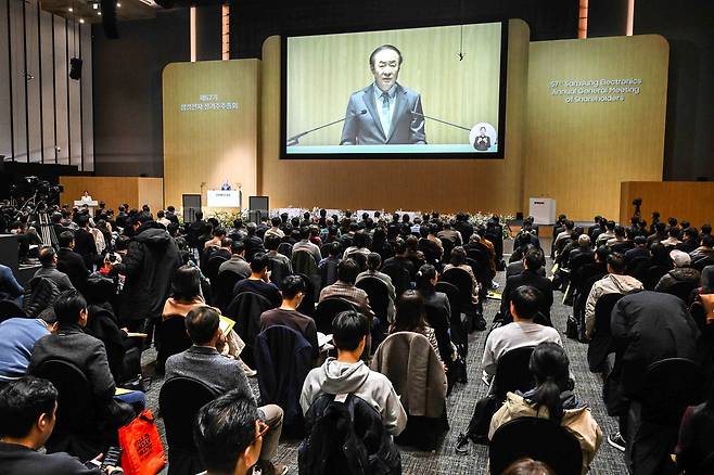 삼성전자 제57기 정기 주주총회가 지난달 18일 오전 경기도 수원시 수원컨벤션센터에서 열렸다. 이날 의장을 맡은 전영현 삼성전자 대표이사 부회장 겸 DS 부문장이 인사말을 하고 있다. 김성룡 기자