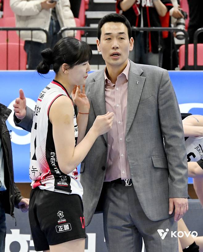 정관장 시절 정호영을 격려하는 고희진 감독. 사진 한국배구연맹