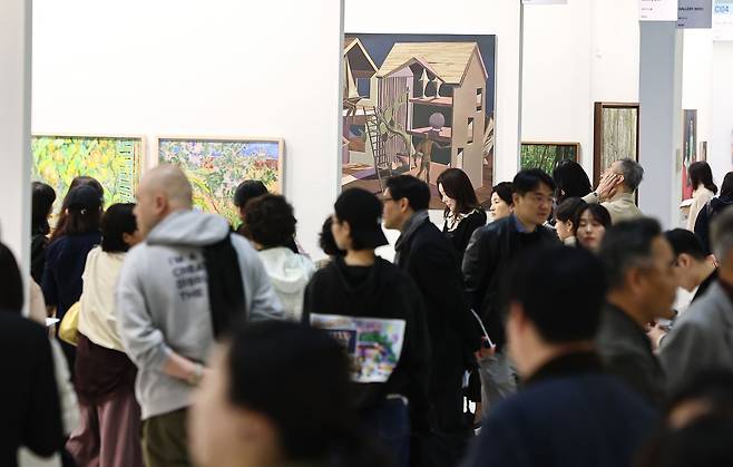 8일 서울 코엑스에서 개막한 2026 화랑미술제. 5만여명이 다녀가며 12일 막을 내렸다. 뉴스1