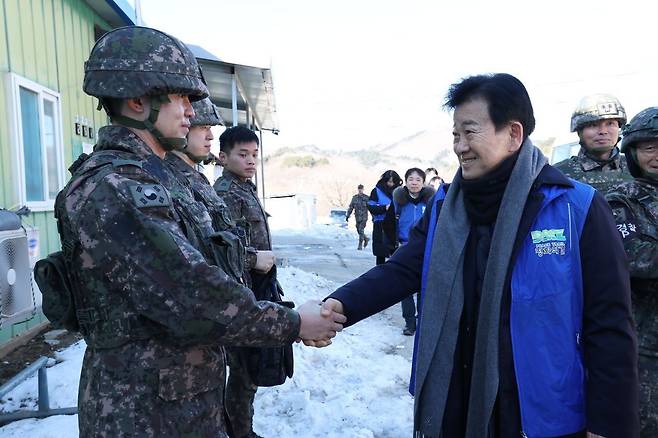 정동영 통일부 장관이 지난 1월 21일 DMZ 평화의 길 강원 고성 구간과 동해선 남북출입사무소 등을 방문, 장병들을 격려하고 있다. 사진 통일부