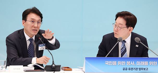 이재명 대통령이 17일 청와대 영빈관에서 열린 공공기관 및 유관기관 업무보고에서 김민석 총리의 발언을 듣고 있다. 전민규 기자