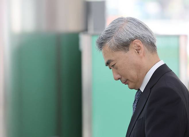 신현송 한국은행 총재 후보자가 17일 서울 중구 한화금융플라자에 마련된 인사청문회 준비사무실로 출근하고 있다. 연합뉴스