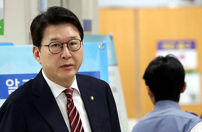 비상계엄 해제 의결을 방해한 혐의로 기소된 추경호 국민의힘 의원 재판에 증인으로 채택된 국민의힘 신동욱 의원이 17일 오후 서울 서초구 서울중앙지방법원에서 열린 공판에 출석하고 있다. 뉴시스
