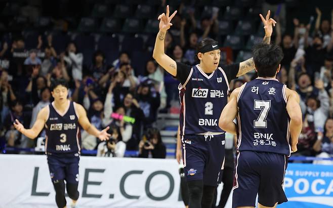 팀 동료 허훈의 3점포가 터지자 손가락 3개를 들어 보이며 환호하는 KCC의 최준용. 연합뉴스