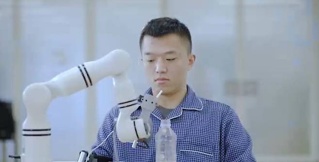 중국 베이징 창핑구 중관춘 생명과학연구단지 내 베이징 뇌과학·유사뇌연구소(CIBR)를 비롯해 중국 전역의 연구기관들이 뇌·기계 인터페이스(BCI) 연구에 뛰어들고 있다. CIBR