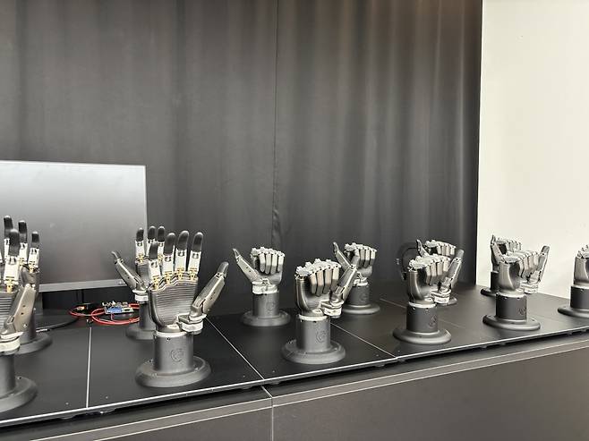 중국 베이징 창핑구 미래과학성로봇산업단지 내 월천방생(웨취안팡성)은 휴머노이드(인간형) 로봇 상용화의 핵심으로 꼽히는 로봇 손 개발에 주력하고 있다. 베이징=김은정 특파원