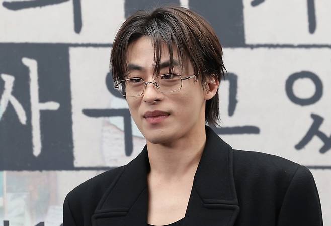 배우 구교환이 17일 서울 마포구 상암동 스탠포드 호텔에서 열린 JTBC 드라마 '모두가 자신의 무가치함과 싸우고 있다'(이하 모자무싸) 제작발표회에 참석해 의도된 코믹 포즈를 취하고 있다./사진=뉴스1