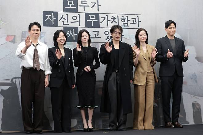 배우 오정세(왼쪽부터)와 강말금, 고윤정, 구교환, 한선화, 박해준이 17일 서울 마포구 상암동 스탠포드 호텔에서 열린 JTBC 드라마 '모두가 자신의 무가치함과 싸우고 있다'(이하 모자무싸) 제작발표회에 참석해 포즈를 취하고 있다./사진=뉴스1