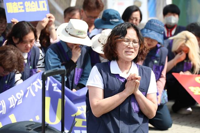 김미연 CU가맹점주연합회 회장이 무릎을 꿇고 화물연대 파업 중단을 간절히 호소하고 있다.  /CU가맹점주연합회 제공