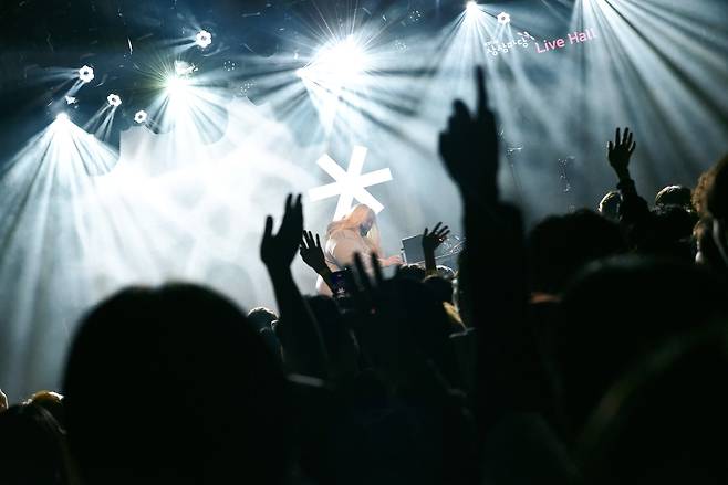 지난 11일 KT&G 상상마당 라이브홀에서 열린 <키라라 단독 콘서트: 봤지 얘들아 나 이렇게 훌륭한 아이야>에서 키라라가 공연을 선보이고 있다. 까미뮤직 제공