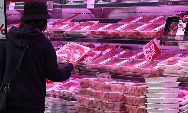 지난 2일 서울 시내의 한 마트에 수입산 소고기가 진열돼 있다. 연합뉴스