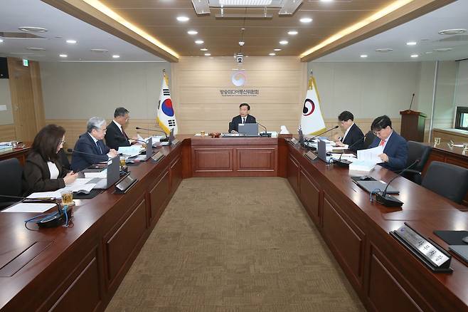 김종철 방송미디어통신위원장(가운데)이 17일 정부과천청사에서 ‘2026년 제2차 전체회의’를 진행하고 있다. 방미통위 제공